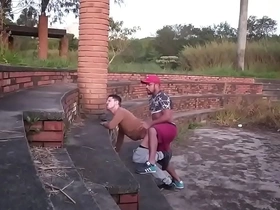 Mamando no parque
