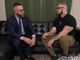 Mesmerized muscled and tattooed hunk barebacked by counselor