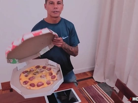 Reclamei da pizza e tomei no cú