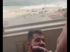Mamando com gosto essa piroca de 27 cm com essa vista linda da praia (completo no red)