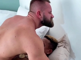 Ricardo baiano levando uma surra de cu do thebeardx que deu uma sentada gostosa nos 24cm do baiano