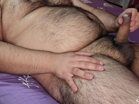 Hombre peludo y gordito se masturba hasta acabar rico
