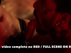 Sexo em festa - chupando e dando para vários - vídeo completo no red