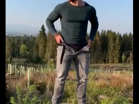 Hombre presume su pene