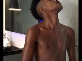 Novinho negão brasileiro mostrando sua pica de 23cm