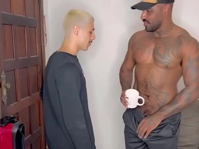 Negão pauzudo dando leito pro filho novinho da vizinha que foi pedir açúcar bare