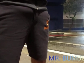 Papai urso no ponto de ônibus de pau duro leva a putinha pra casa e da um cha de piroca pra vadia ( completo no red)