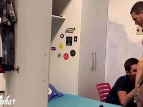 Tio chega de viagem e fica de gracinha com sobrinho